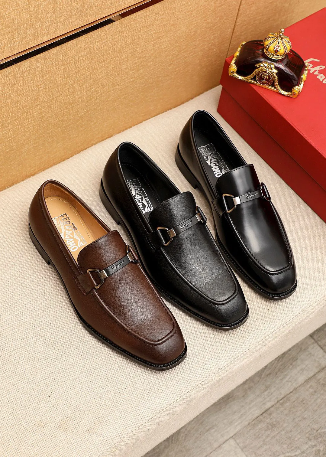 Men's shoes💰460💰 Product trademark: Ferragamo "Ferragamo" casual leather shoes Regular size: 38-44 (45🉑️customized) Product materials: Selected imported first-layer calfskin upper + luxury hardware buckle, imported water-dyed cow leather lining. Strong three-dimensional visual effect, original outsole Color: 3⃣️colors available